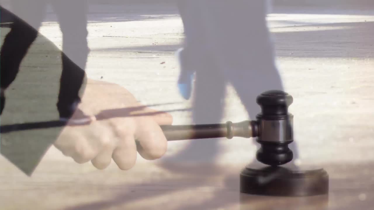 백인 남성 판사가 망치를 들고 사람들이 고 도시 풍경 위에 있는 애니메이션