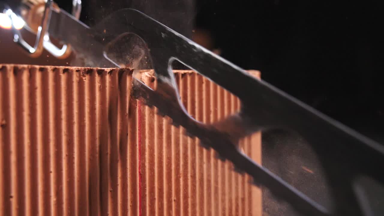 으로 벽돌을 잘라내는 것