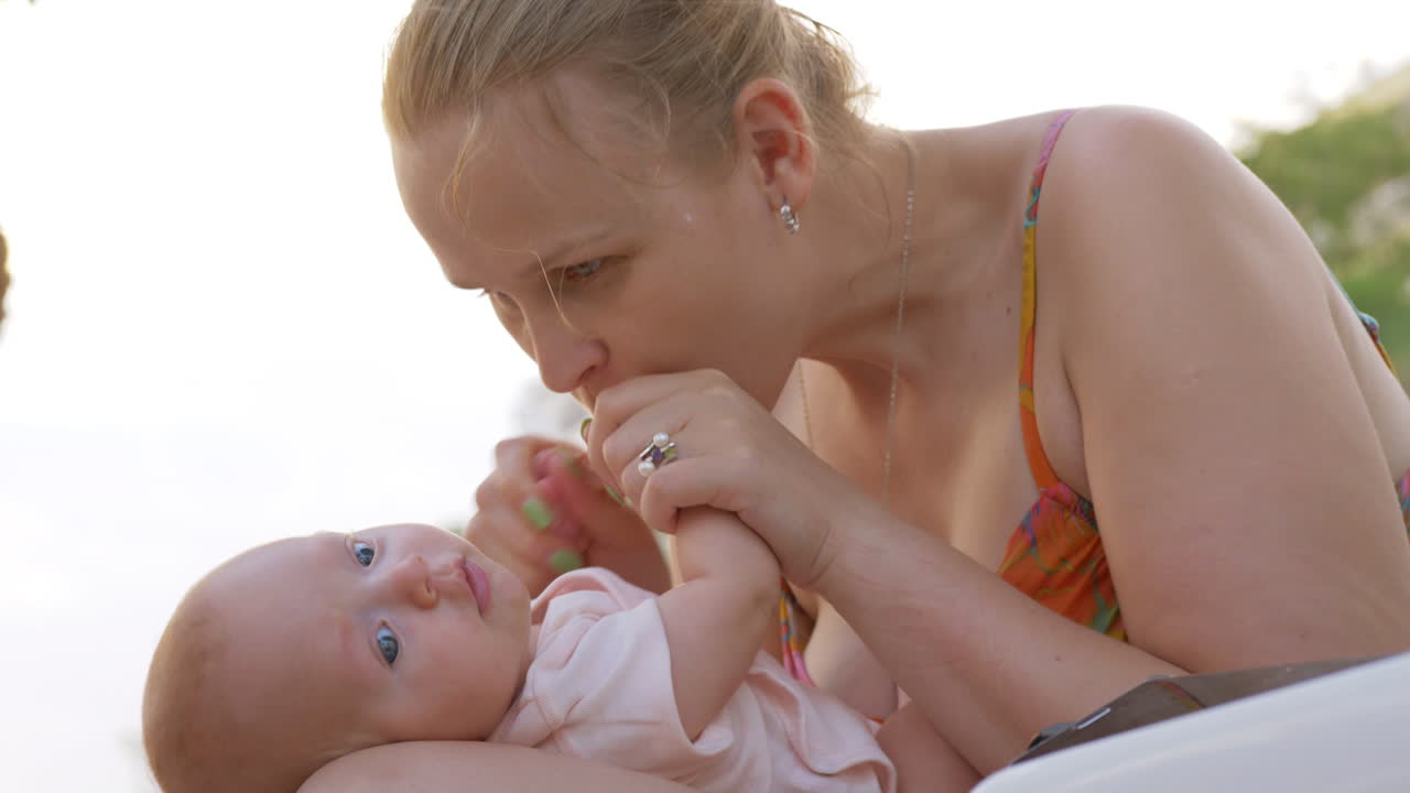 она счастлива быть матерью.