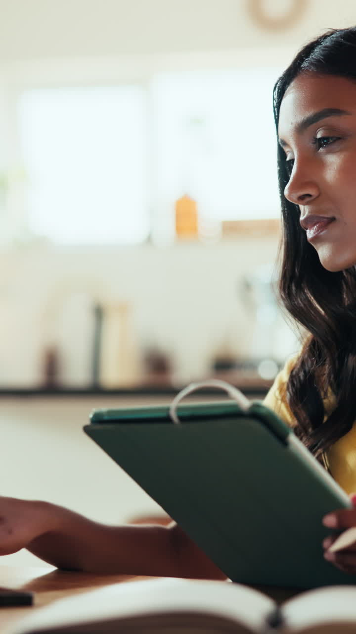 Mulher usando tablet para trabalhar ou estudar