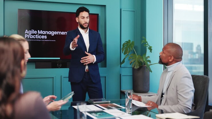 Uomo d'affari che presenta ai colleghi in una riunione in ufficio moderno.