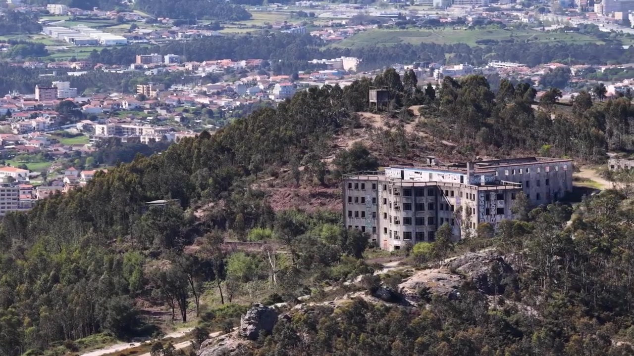 Imagem de drone de um edifício abandonado nas montanhas de Portugal.