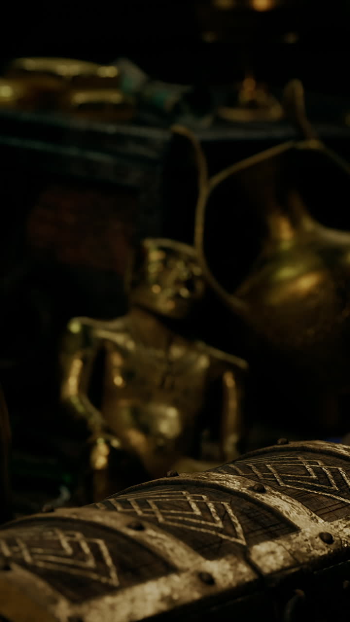 artefactos de oro antiguos y cofres del tesoro