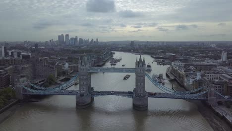 luchtfoto van de torenbrug