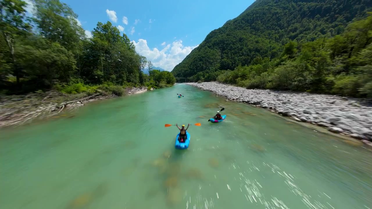 Kayak nella Valle dell'Isonzo con sponde rocciose tra le montagne in Slovenia. - ripresa aerea