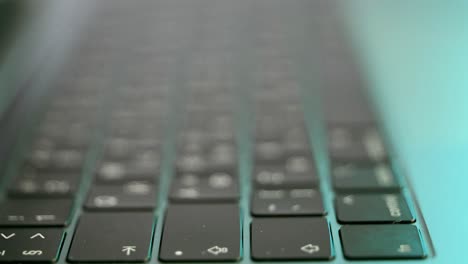 primer plano de un teclado de portátil