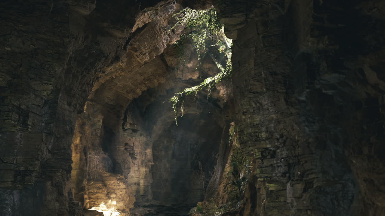 Imponente sala sotterranea con intricate strutture ad arco e luce.