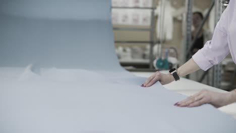 preparación de telas en una fábrica de ropa