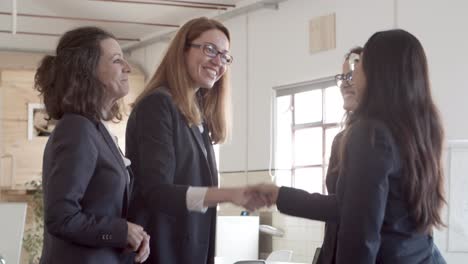 Zufriedene-Geschäftsfrauen-Geben-Sich-Im-Büro-Die-Hand