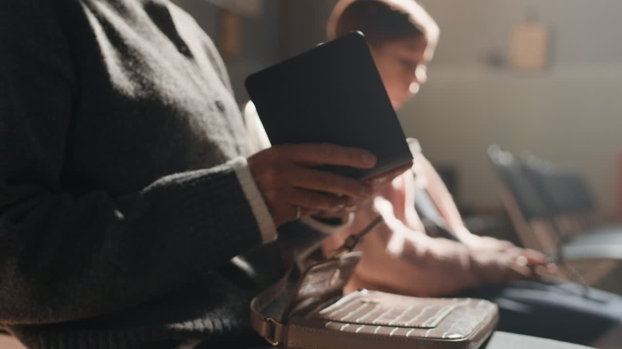 교회 에서 책 을 읽는 여자