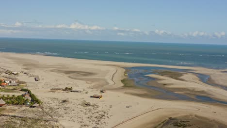 vuelo sobre la playa vacía de macapa con fondos marinos expuestos durante la marea baja