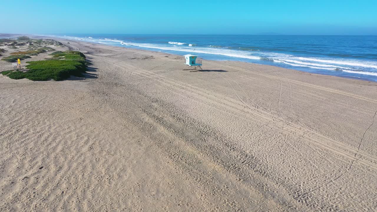 2020 - covid-19 코로나바이러스 전염병 동안 사람들이 집에 머물면서 캘리포니아 남부 벤추라의 폐쇄된 인명구조소와 버려진 해변의 항공 3