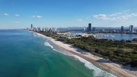 Vista-De-Verano-De-Southport-Spit-En-La-Playa-Principal,-Gold-Coast,-Queensland,-Australia