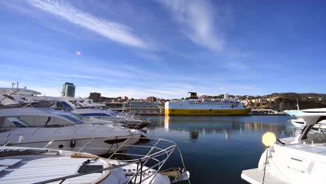 yates atracados en el puerto de savona en italia
