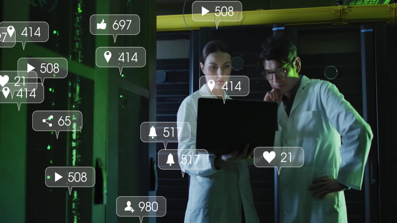 animación de iconos y números de redes sociales a través de diversos técnicos de ti por servidor de computadora.