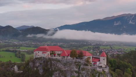 castillo medieval esloveno en la isla de bled con los alpes julianos en el fondo en bled, eslovenia