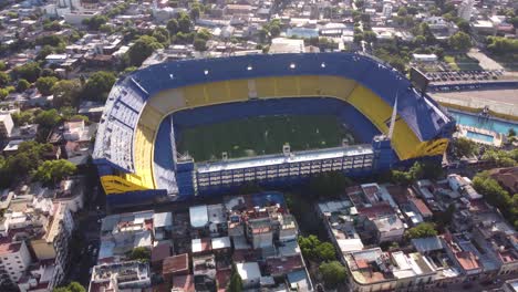 Toma-Aérea-De-Ojo-De-Pájaro-Del-Estadio-Vacío-De-La-Bombonera-De-Boca-Juniors-En-Buenos-Aires-Rodeado-Por-área-De-Vivienda