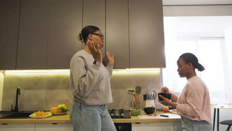 Mujeres-Hablando-En-La-Cocina