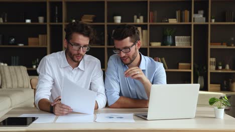 dos hermanos gemelos, socios de negocios discuten los ingresos del proyecto