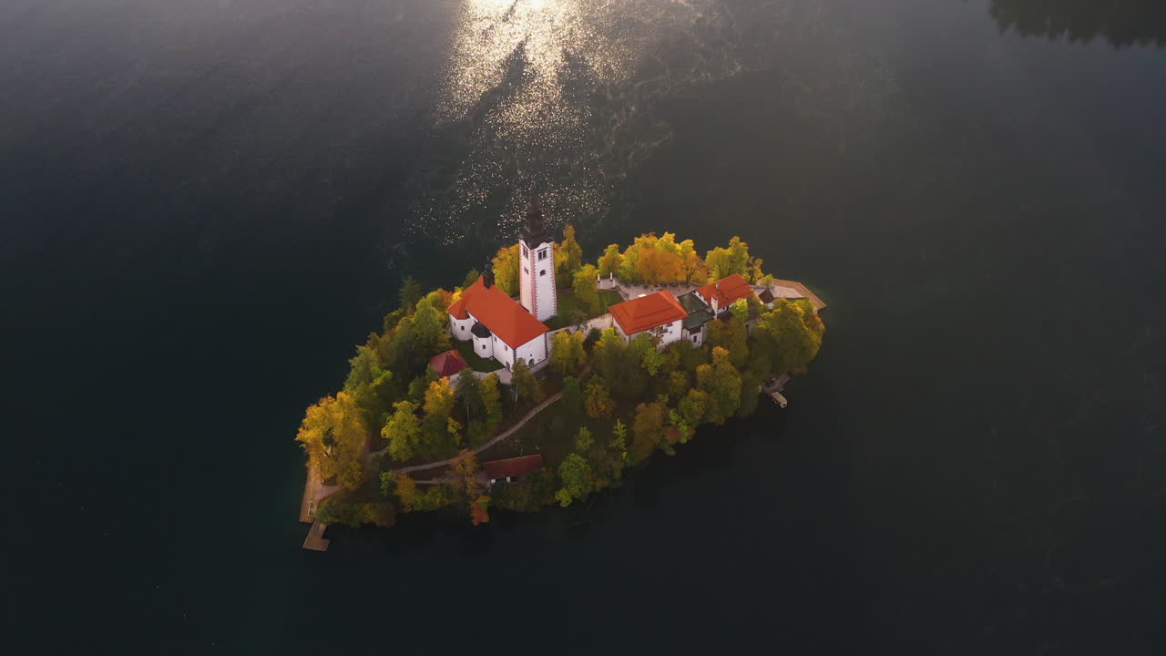 Ripresa da drone che rivela, con inclinazione verso l'alto, la Chiesa del Pellegrinaggio dell'Assunzione di Maria, Slovenia.