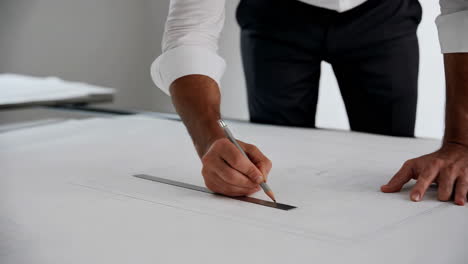 arquitecto trabajando en planos