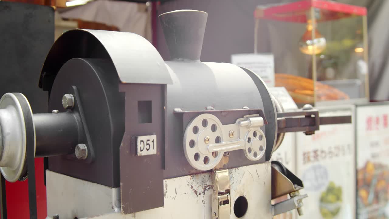 일본 교토에 있는 기차 같은 밤나무 로스터의 슬라이드 샷 4k 슬로우 모션