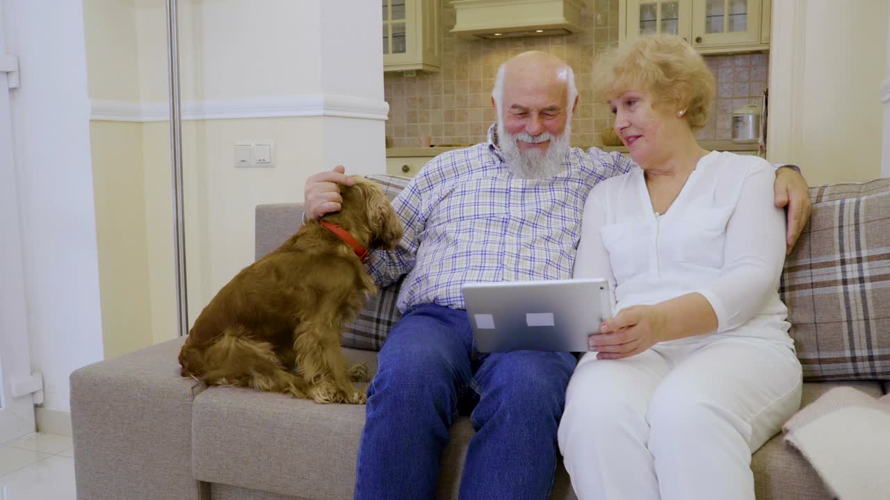 은 부부는 현대적인 디지털 태블릿을 함께 사용하는 법을 가르니다.