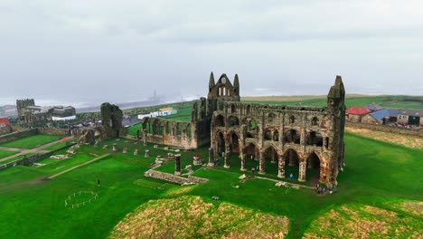 Whitby-Abby-Ist-Heute-Verfallen-Und-Früher-Eine-Benediktinerabtei-Und-Liegt-Mit-Blick-Auf-Das-Meer-An-Der-Ostküste-Englands