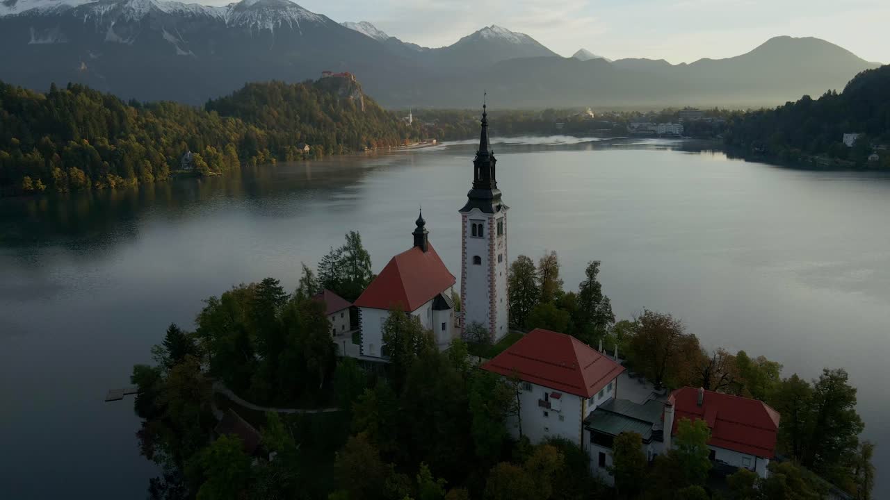 Vista aerea dell'Isola di Bled e della sua chiesa sul Lago di Bled, Slovenia