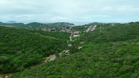 Vista-Aérea-Del-Establecimiento-De-Dolly-En-Búzios,-Escondida-Entre-Exuberantes-Montañas,-Brasil.