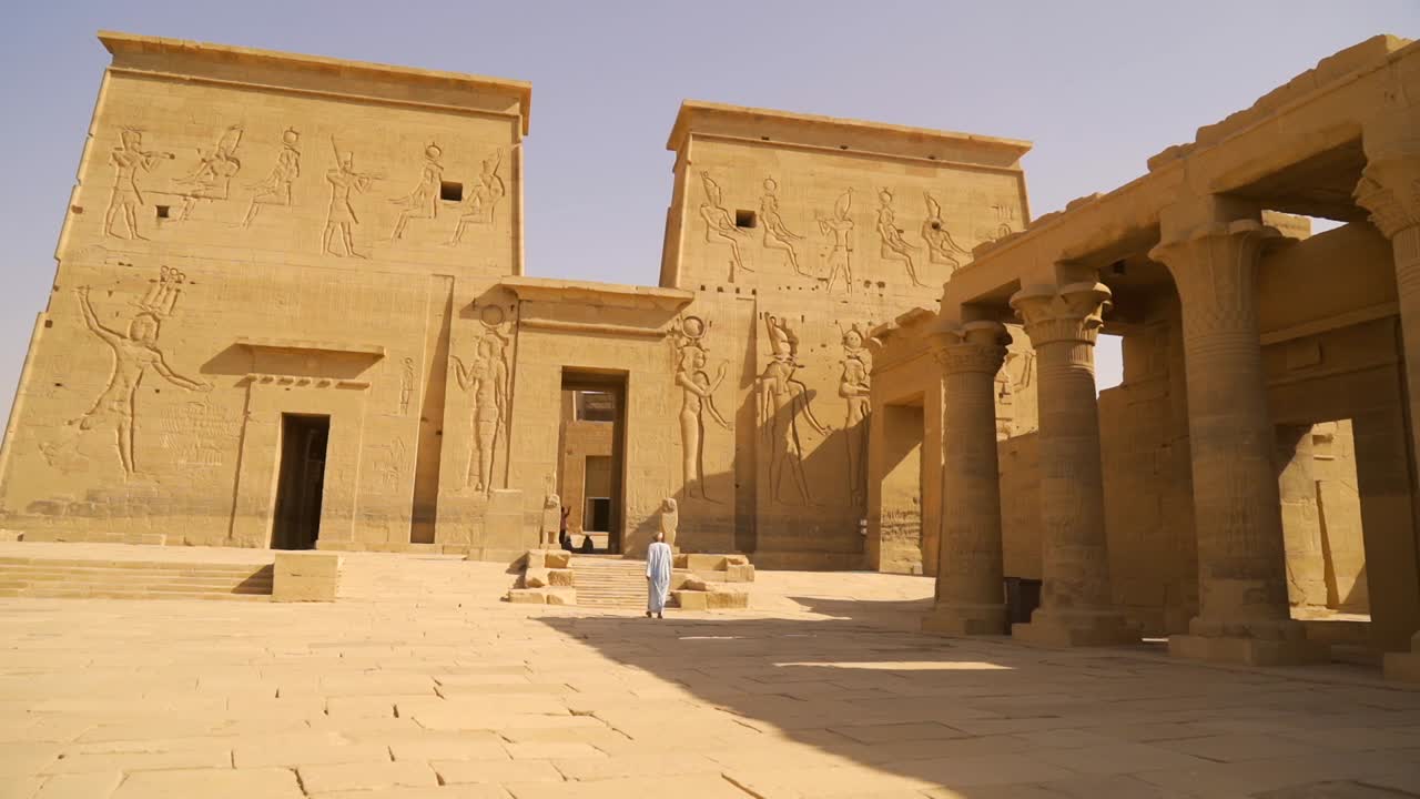 Esplorare l'antico tempio di File in Egitto