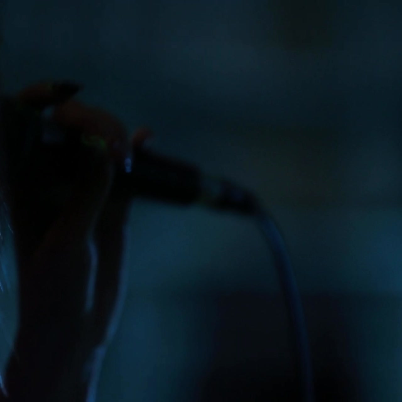 cantando bajo la luz de los reflectores