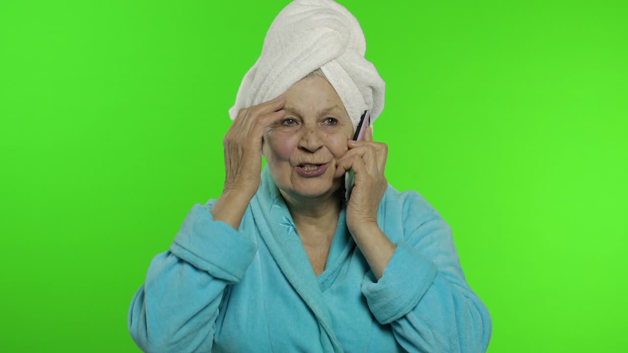 abuela anciana después de la ducha. anciana hablando por teléfono móvil. llave de croma