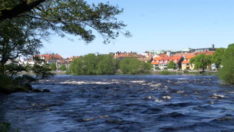 Starke-Strömungen-Unter-Blauem-Himmel,-Fluss-Atram-In-Falkenberg,-Schweden,-Weitschuss