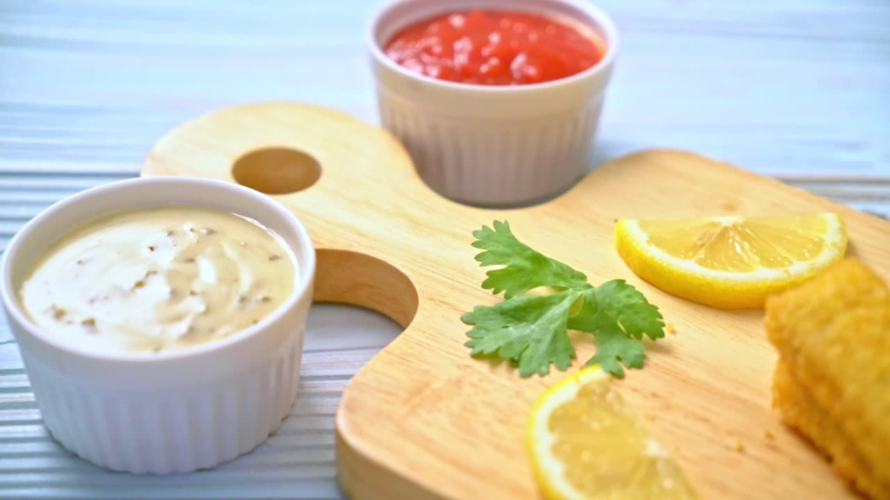 palito de pescado frito o papas fritas pescado con salsa