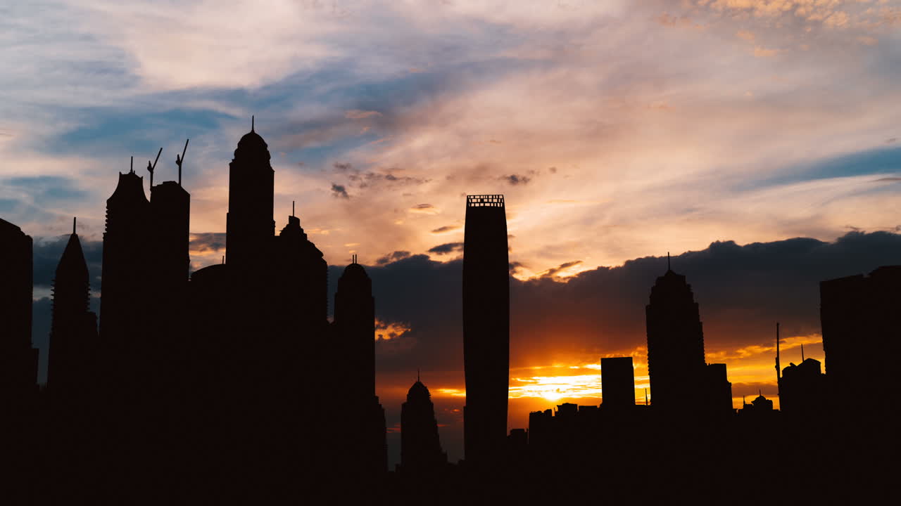 Silueta del horizonte urbano al atardecer