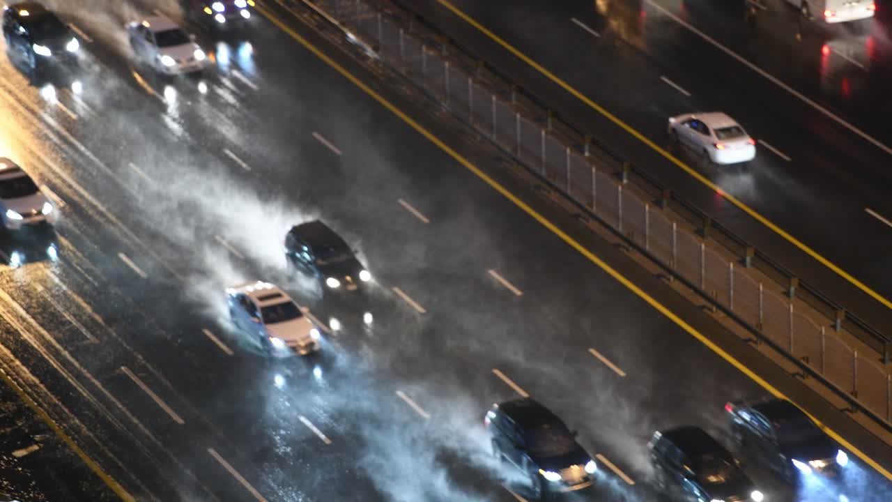 coches circulando por la carretera durante fuertes lluvias.