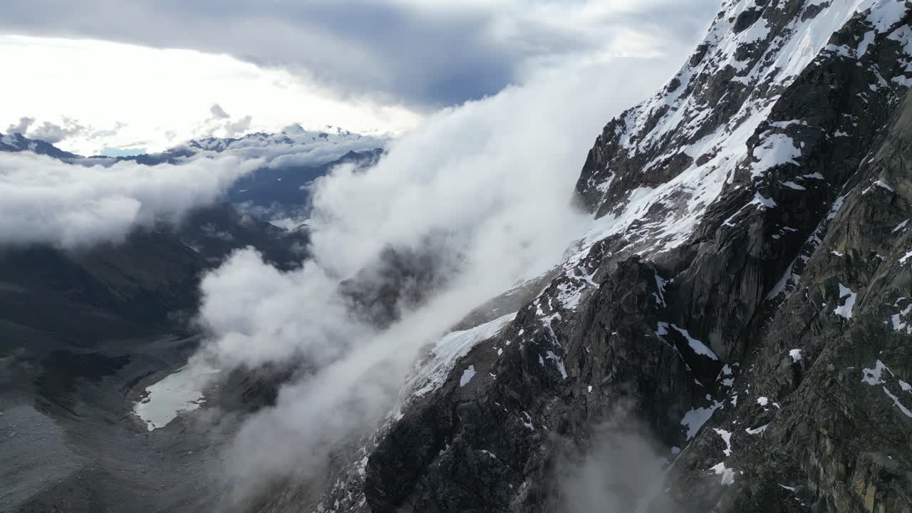 Montanhas Salkantay sob a luz radiante do entardecer, com nuvens realçando os cumes e vales andinos