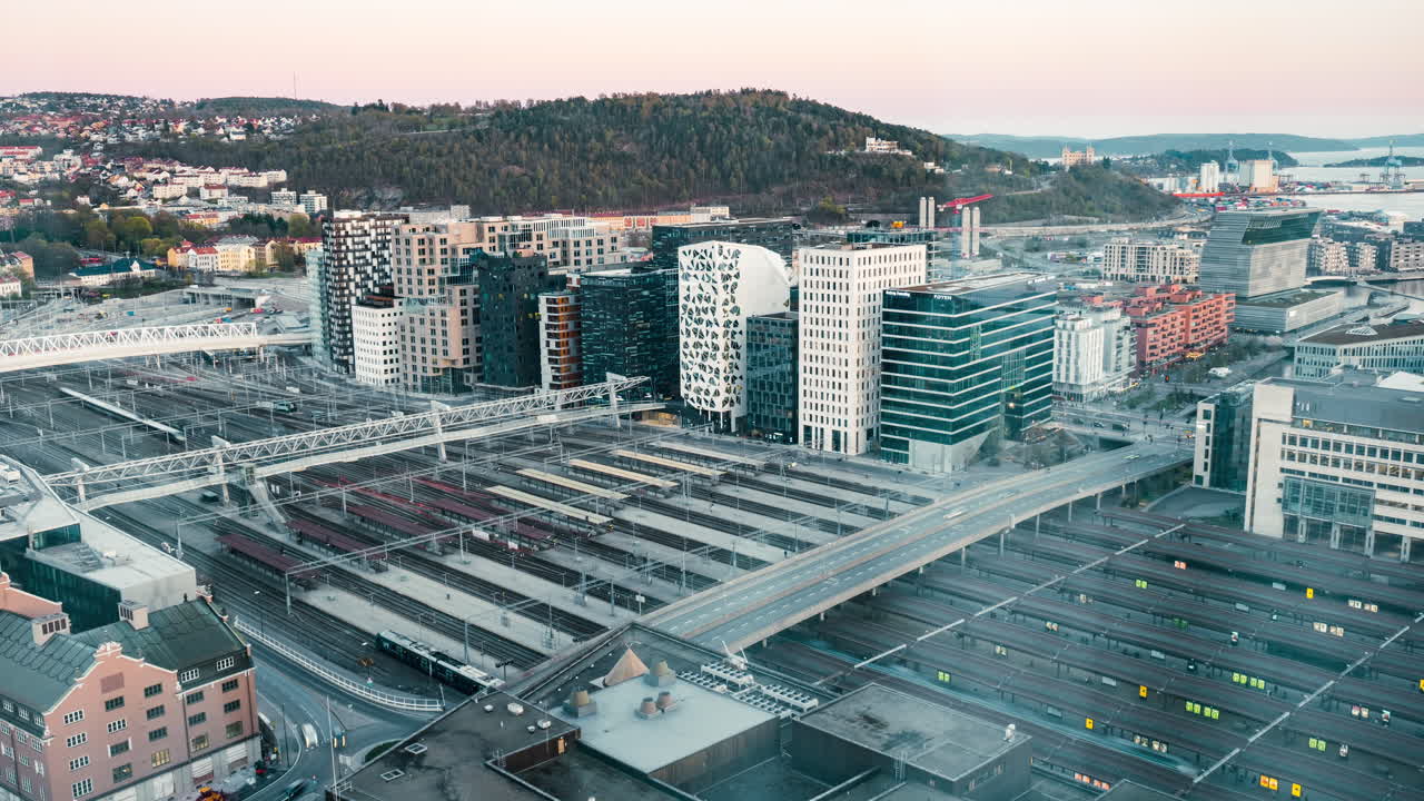 Lapso de tiempo de día a noche sobre la Estación Central de Oslo con vista del Proyecto Barcode en Noruega