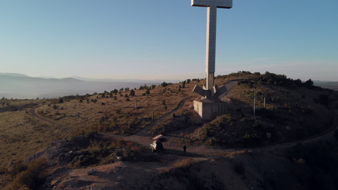 kriz na hum 앞에 루프탑 텐트가 있는 오프로드 자동차