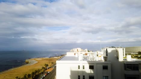 Un-Lapso-De-Tiempo-Del-Horizonte-De-Mouille-Point-En-Ciudad-Del-Cabo,-Con-El-Estadio-De-Ciudad-Del-Cabo-Al-Fondo