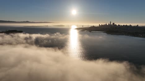 el cielo del amanecer en san francisco en california, estados unidos