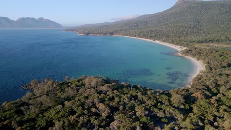 Cooks-Beach---Prístina-Playa-De-Arena-Blanca-En-El-Parque-Nacional-Freycinet-En-Tasmania,-Australia