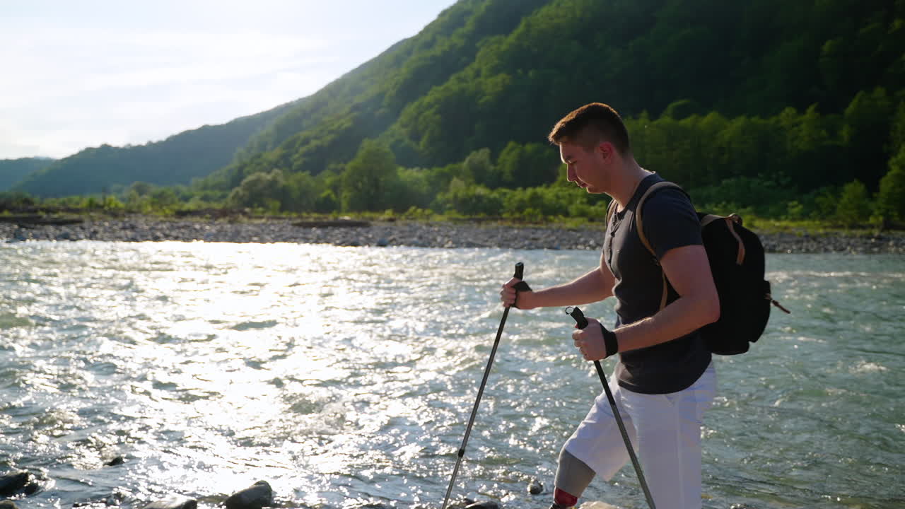강을 따라 산에서 장애인 산책자