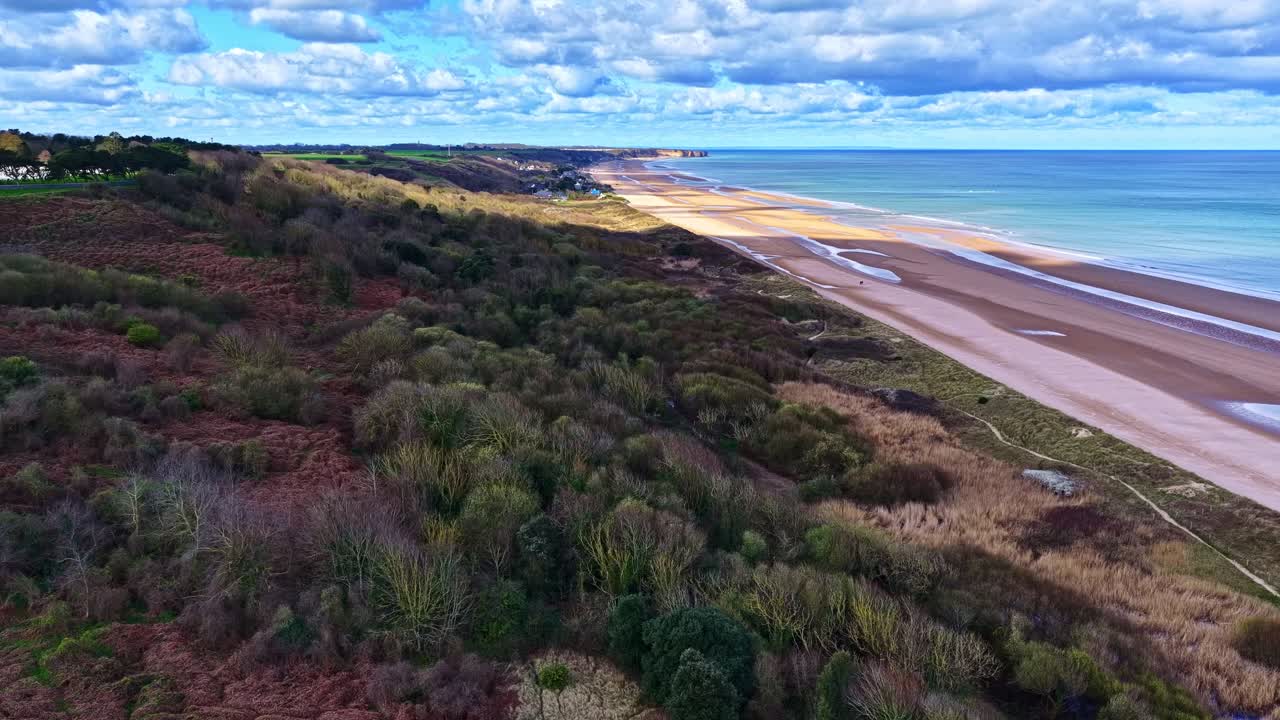 Vista aérea da histórica costa de Omaha Beach na Normandia, França
