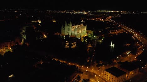 Mallorca-Palma-Spanien-Bei-Nacht-Vom-Hafen-Aus-Mit-Einer-Drohnenansicht-Bei-4k-24fps