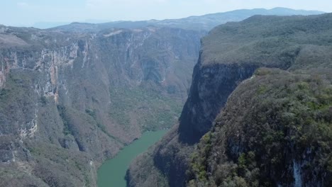 Drohnenaufnahme-Einer-Farbenfrohen-Schlucht