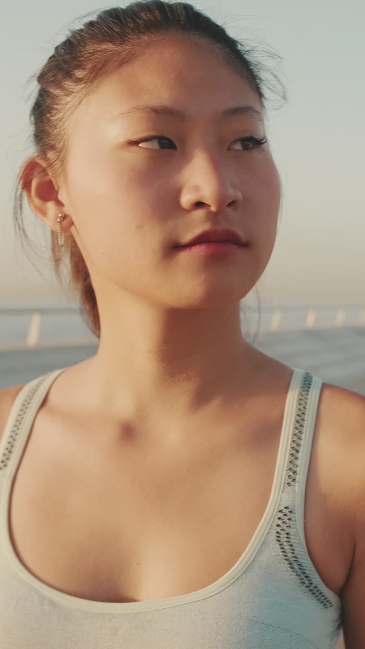 スポーツウェア姿のアジア人女性