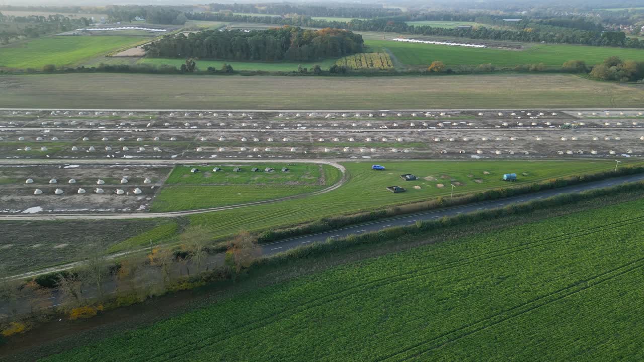 프레임의 오른쪽에 가게 아져서, 영국에서 노르폴크 카운티의 테트포드 외에 있는 거대한 돼지 농장을 가진 농경지를 보여줍니다.