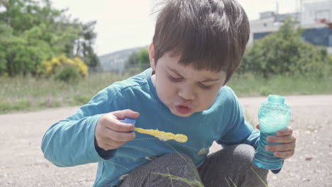 niño juega con un juguete que sopla burbujas 60fps